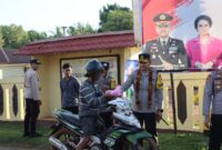 Kapolres Ketapang AKBP Muhammad Harris Bagikan 200 Paket Takjil di Kendawangan