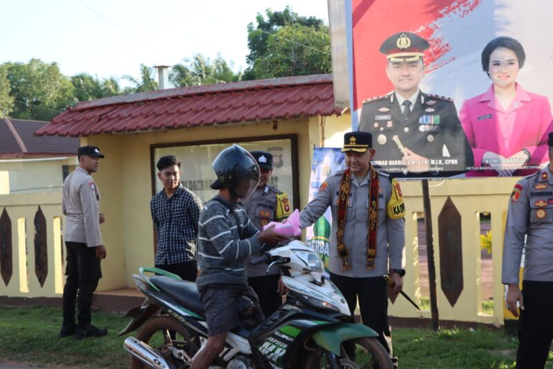 Kapolres Ketapang AKBP Muhammad Harris Bagikan 200 Paket Takjil di Kendawangan