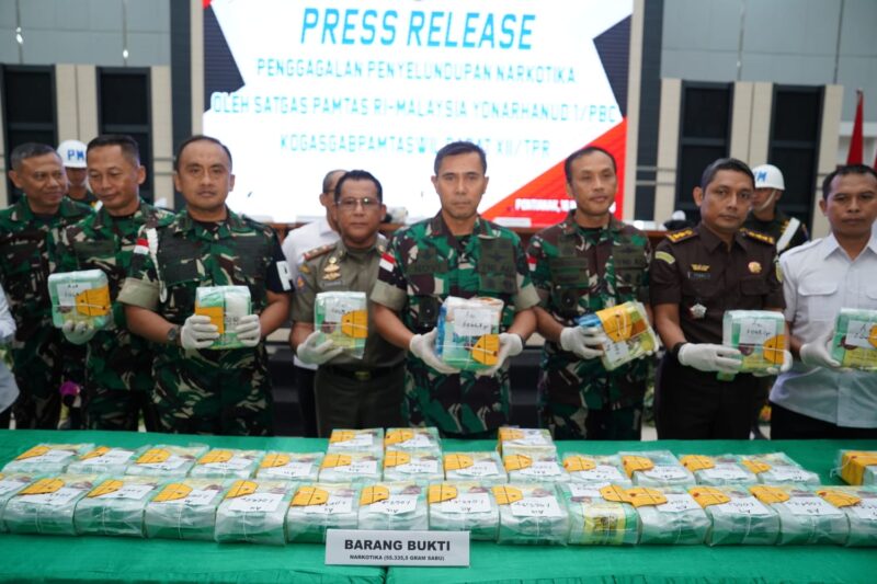 Pangdam XII/Tpr Mayjen TNI Novi Rubadi Sugito Ungkap Penggagalan Penyelundupan Sabu 55,297 Kg di Perbatasan RI-Malaysia