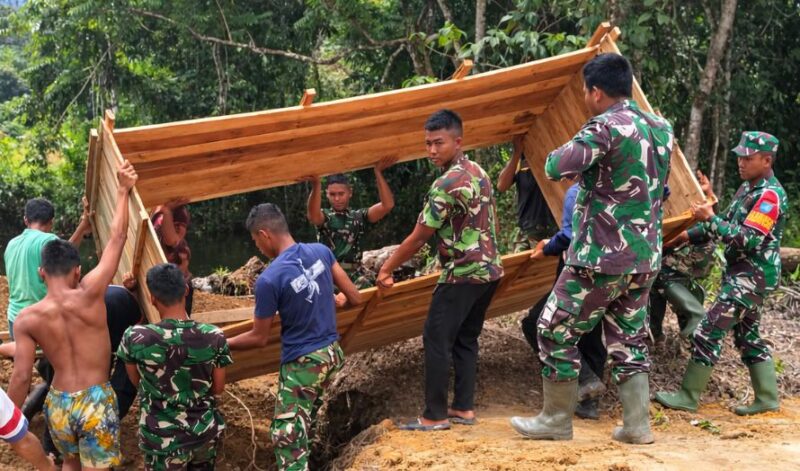 TNI AD Bangun Jembatan Perintis Garuda di Kalbar, Akses Desa Terpencil Segera Terbuka