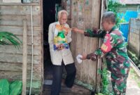 Babinsa Serda Sunaryanto Bagikan Sembako Ramadhan untuk Warga Kurang Mampu di Sambas