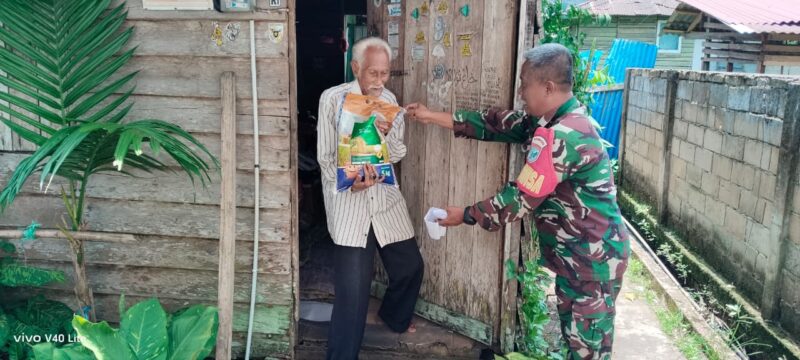 Babinsa Serda Sunaryanto Bagikan Sembako Ramadhan untuk Warga Kurang Mampu di Sambas