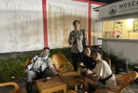 Polisi Sambangi Pemuda yang Sedang Santai, Patroli Malam Polsek Sengah Temila Hadirkan Suasana Akrab dan Bersahabat