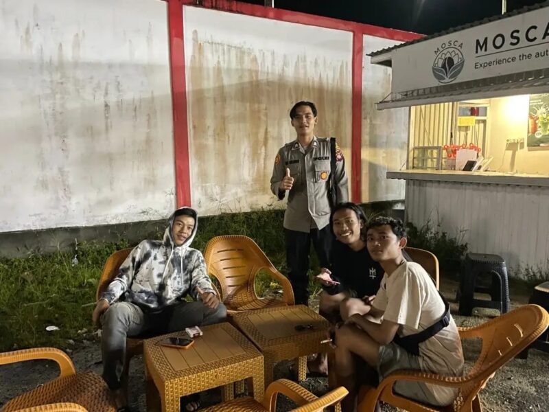 Polisi Sambangi Pemuda yang Sedang Santai, Patroli Malam Polsek Sengah Temila Hadirkan Suasana Akrab dan Bersahabat