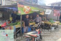 Humanis dan Ramah, Polisi Sambangi Warga Duduk Santai Sambil Beri Imbauan Kamtibmas