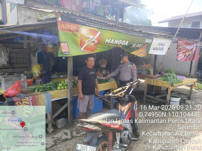 Humanis dan Ramah, Polisi Sambangi Warga Duduk Santai Sambil Beri Imbauan Kamtibmas