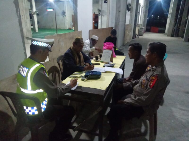 Lewat Patroli Malam, Polisi Mandor Bangun Keakraban dan Sampaikan Himbauan Kamtibmas