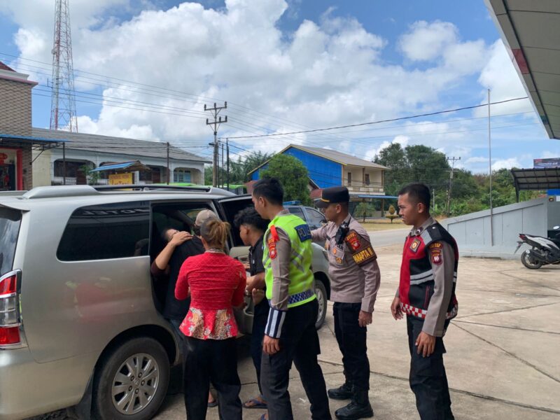 Laporan Warga via 110, Piket Samapta Polres Melawi Tangani Lakalantas di Sidomulyo