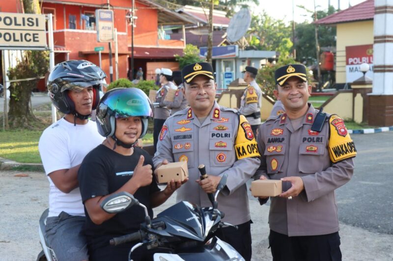 Kapolres AKBP Harris Batara Simbolon Pimpin Pembagian Takjil Polres Melawi, Pererat Silaturahmi di Bulan Ramadhan