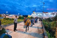 Ratusan Penumpang Tiba di Ketapang, Polisi Kawal Ketat Kapal Dharma Ferry II di Pelabuhan Pelindo II