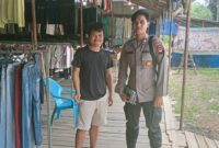 Polsek Sengah Temila Sapa Penjual Pakaian Saat Patroli, Waspadai Pencurian dan Uang Palsu