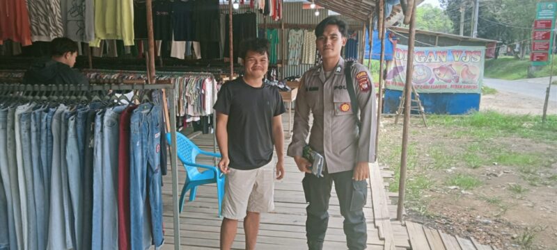 Polsek Sengah Temila Sapa Penjual Pakaian Saat Patroli, Waspadai Pencurian dan Uang Palsu