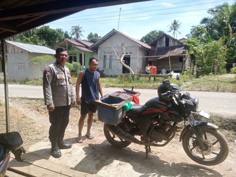 Terik Tak Halangi Polisi, Polsek Sebangki Patroli Siang Sapa Warga