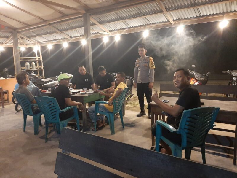 Patroli Humanis Polsek Mandor, IPDA Bernadus Didy Kusnadi Ajak Warga Waspada Kejahatan Malam