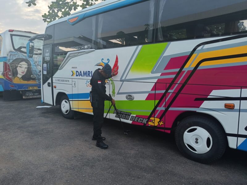 Gegana Polda Kalbar Sterilisasi Bus Mudik Gratis Khatulistiwa 2026 di Pontianak