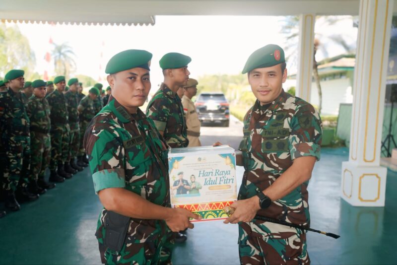 Danrem 121/Abw Brigjen TNI Purnomosidi Serahkan THR dan Bingkisan Idul Fitri kepada Prajurit dan PNS