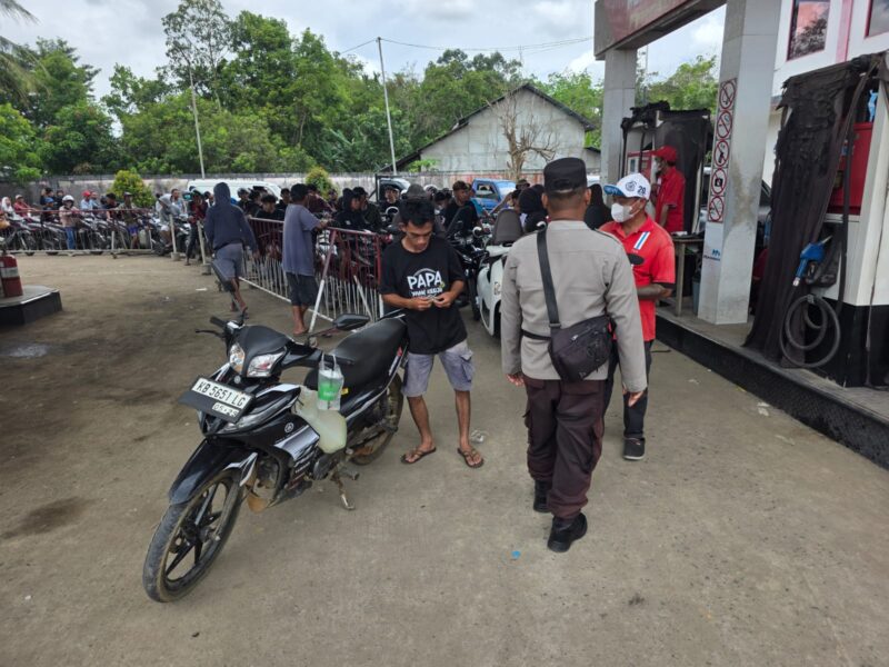 Pastikan Stok BBM Aman Jelang Idul Fitri 1447 H, Bripka Orgen dan Bripda Miser Sambangi SPBU Karangan