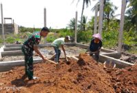 Peduli Sesama, Babinsa Koramil 05/Pemangkat Bantu Warga Timbun Pondasi Rumah