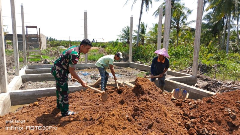 Peduli Sesama, Babinsa Koramil 05/Pemangkat Bantu Warga Timbun Pondasi Rumah