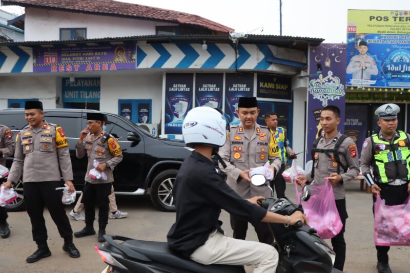 Kapolres Ketapang AKBP Muhammad Harris Bersama PJU Bagikan Takjil Gratis untuk Pengendara di Bulan Ramadan