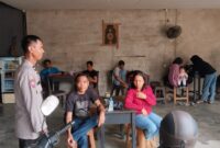 Momen Santai Jelang Mudik, Polisi Humanis Sambangi Warga dan Sampaikan Pesan Keamanan