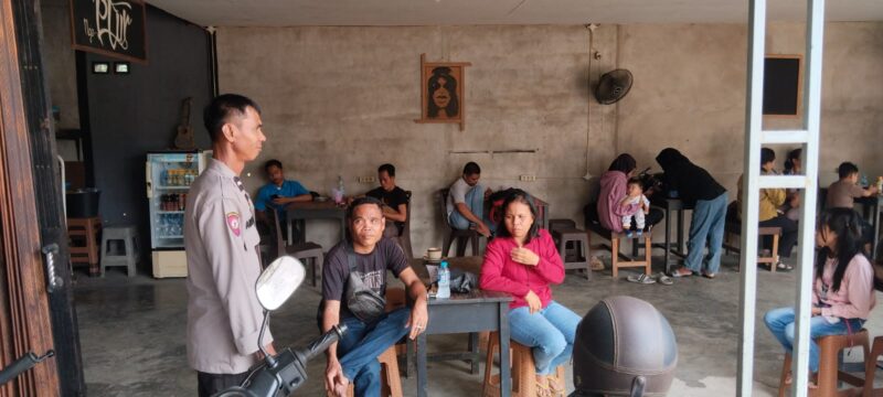 Momen Santai Jelang Mudik, Polisi Humanis Sambangi Warga dan Sampaikan Pesan Keamanan