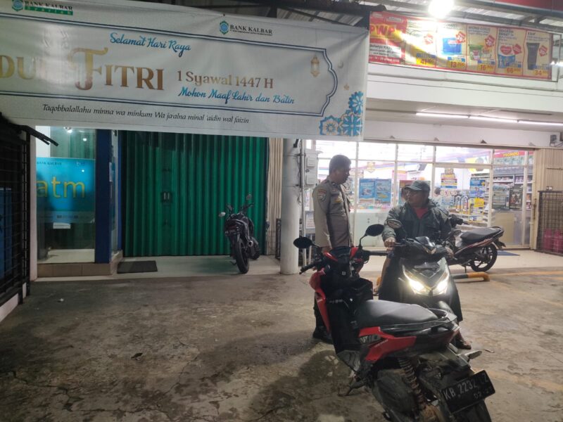 Patroli Malam Humanis Polsek Mandor Perkuat Keamanan dan Kedekatan dengan Warga