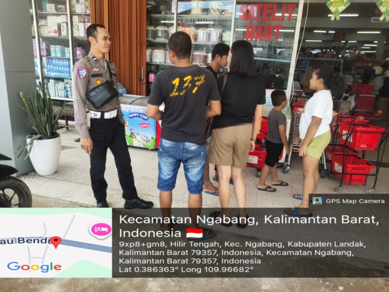 Aipda Hossana dan Aipda Hengki Gelar Patroli Dialogis di Ngabang, AKP Zuanda S.H Pastikan Kamtibmas Kondusif