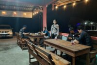 Polisi Dekati Warga Nongkrong di Warung, Imbau Jaga Keamanan Lingkungan