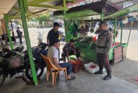 Bripka Orgen dan Briptu Miser Sambang Warga Desa Karangan, Polsek Mempawah Hulu Perkuat Kamtibmas Kondusif