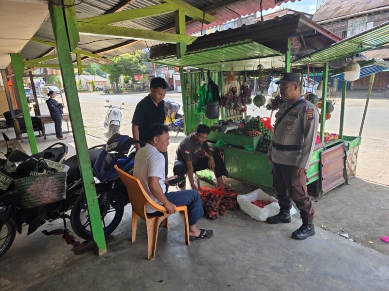 Bripka Orgen dan Briptu Miser Sambang Warga Desa Karangan, Polsek Mempawah Hulu Perkuat Kamtibmas Kondusif