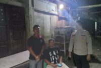 Patroli Humanis Polsek Mandor, Polisi Sambangi Warga yang Bersantai di Malam Hari