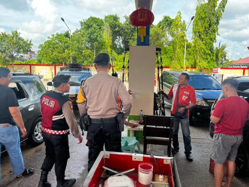 Polisi Awasi SPBU Selama Mudik Lebaran, Antrean Kendaraan Tetap Normal