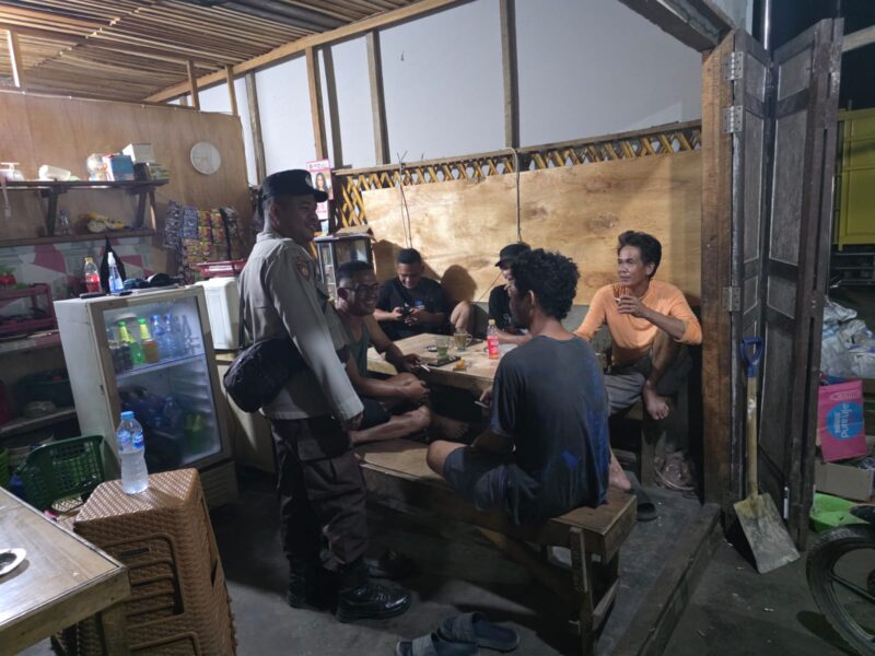 Personel Polsek Mempawah Hulu Intensifkan Patroli Kamtibmas Malam Hari, Ajak Warga Ngobrol Santai Pasca Idul Fitri