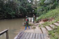 Babinsa Koramil 1206-18/Puring Kencana Turun Langsung Pantau Debit Sungai Antu, Antisipasi Banjir di Kapuas Hulu