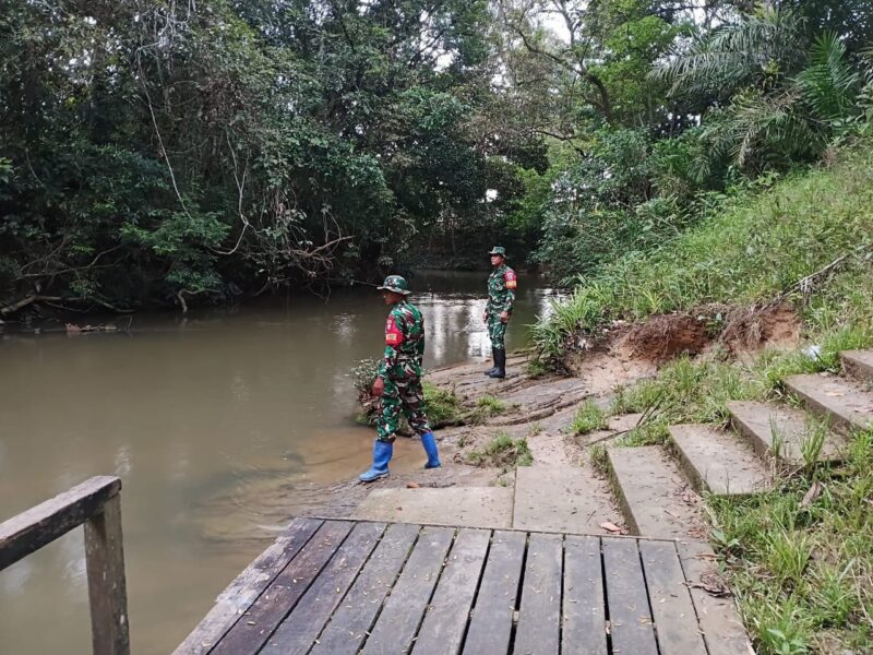 Babinsa Koramil 1206-18/Puring Kencana Turun Langsung Pantau Debit Sungai Antu, Antisipasi Banjir di Kapuas Hulu