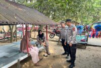 Jaga Kamtibmas Libur Lebaran, Sat Binmas Polres Ketapang Patroli Dialogis di Pantai Pecal
