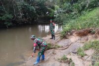 Babinsa Koramil 1206-18/Puring Kencana Sertu Rino Cek Langsung Sungai Antu, Warga Diminta Waspada Banjir