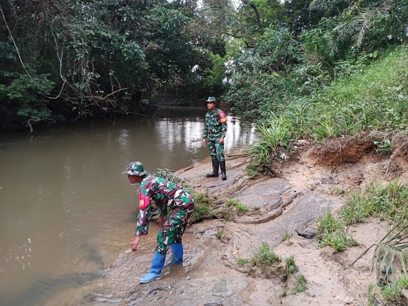 Babinsa Koramil 1206-18/Puring Kencana Sertu Rino Cek Langsung Sungai Antu, Warga Diminta Waspada Banjir