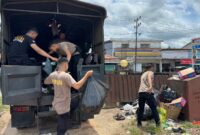 Jaga Ikon Daerah, Polres Melawi Angkut Sampah di Jembatan Melawi II ke TPA