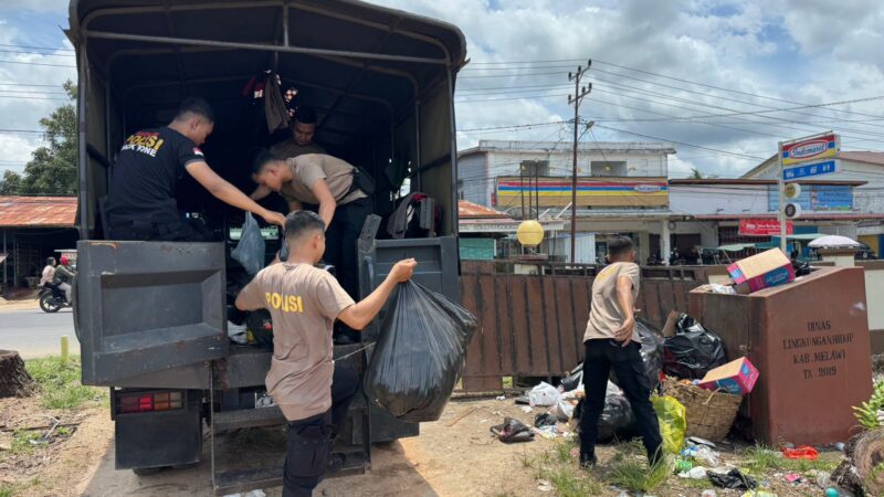 Jaga Ikon Daerah, Polres Melawi Angkut Sampah di Jembatan Melawi II ke TPA