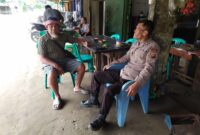 Ngobrol Santai di Warung, Polisi Sompak Bangun Kedekatan dengan Warga