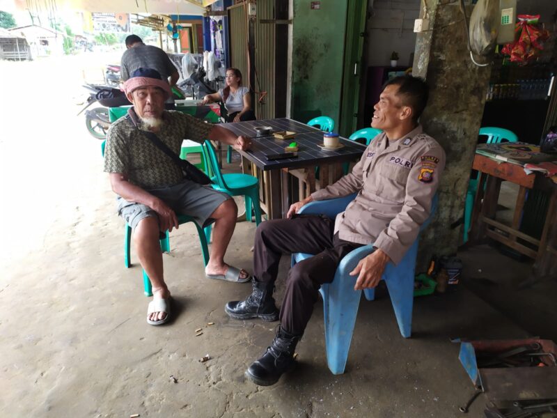 Ngobrol Santai di Warung, Polisi Sompak Bangun Kedekatan dengan Warga