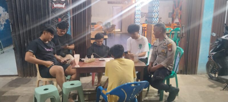 Polisi Ngopi Bareng Pemuda, Patroli Humanis Sengah Temila Disambut Hangat