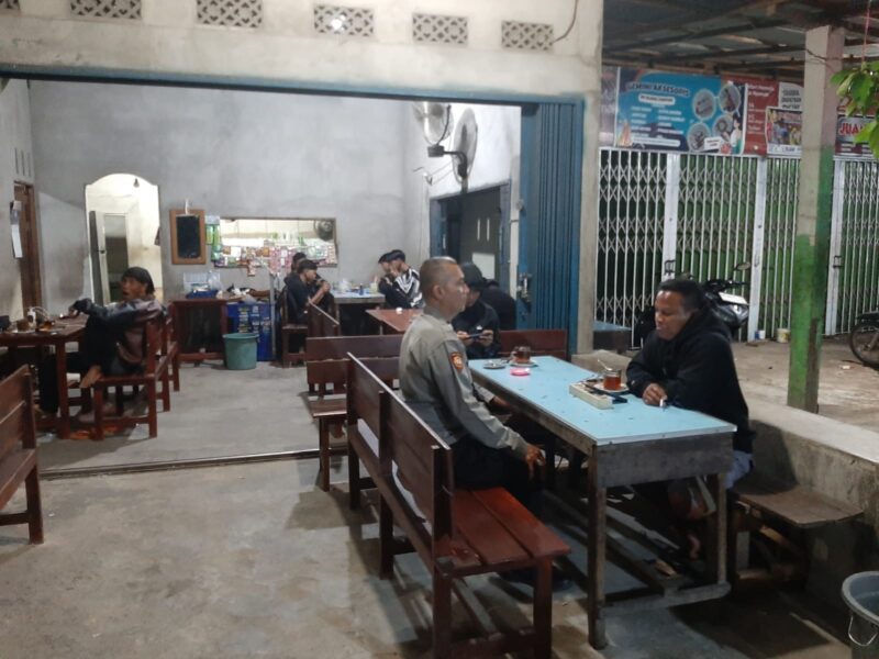 Polisi Hadir di Tengah Warga, Malam di Mandor Berlangsung Kondusif