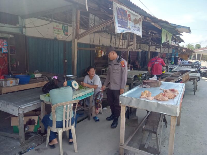 Suasana Hangat di Pasar, Polisi Sambil Patroli Sapa Pedagang
