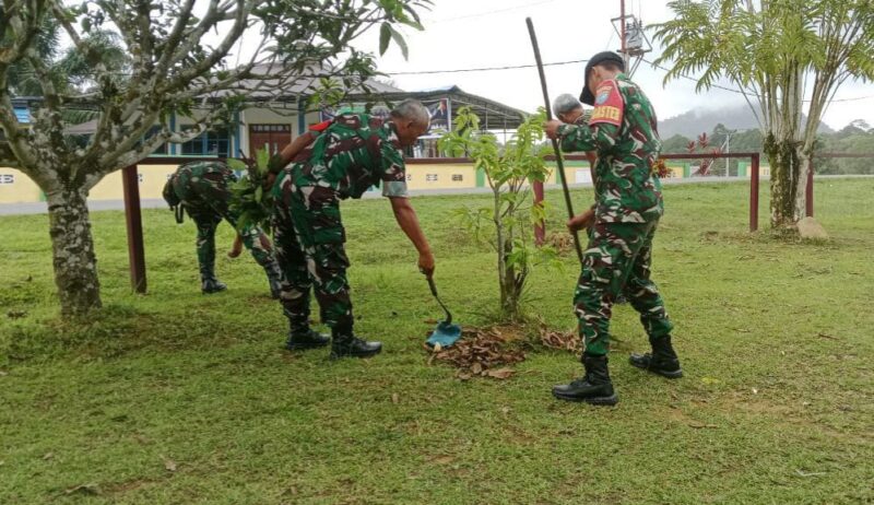 Bahu-Membahu Bersihkan Makoramil, Koramil 1206-18/Puring Kencana Ciptakan Lingkungan Kerja Nyaman dan Produktif