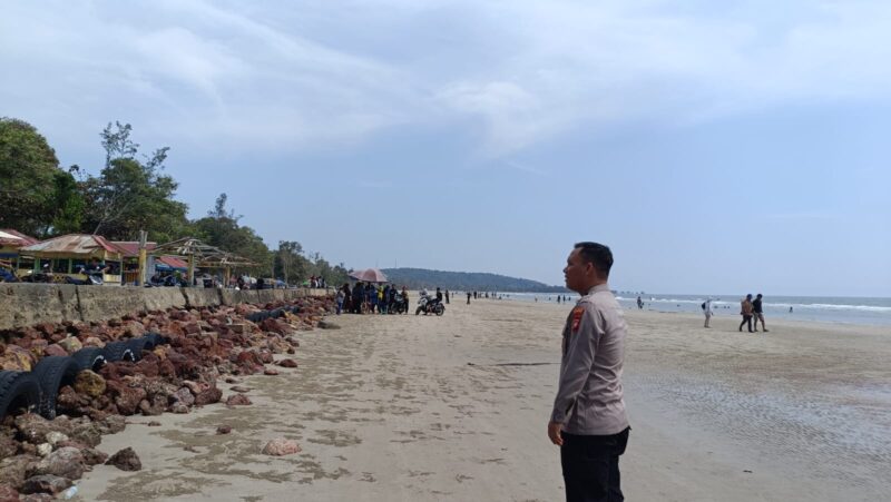 Polsek Kendawangan Perketat Pos Pam Lebaran 2026 di Pantai Pasir Putih, AKP Riski Pastikan Wisata Aman