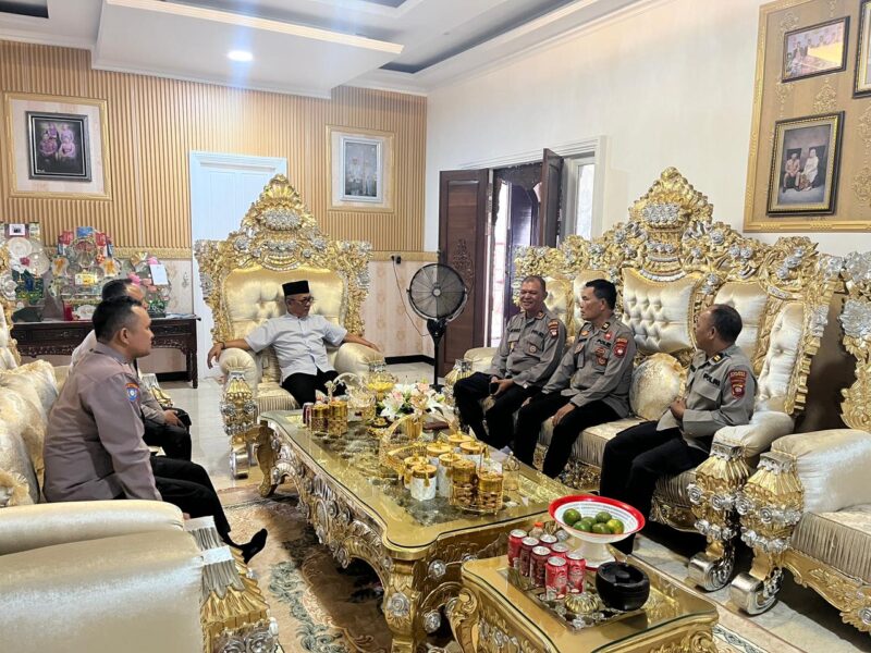 Momentum Idul Fitri, Kasat Binmas Polres Ketapang Ahmad Jamil Pardamaial Daulay Silaturahmi dengan Tokoh Madura