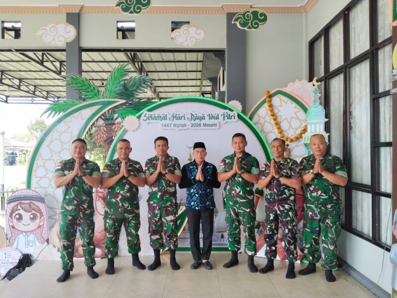 Kasdim 1206/Putussibau Bersama PJU Kodim Jalin Silaturahmi Idul Fitri dengan Wakil Bupati Kapuas Hulu